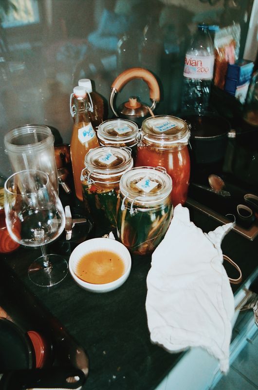 Des bocaux en verre de sauces et de pickles sur le plan de travail