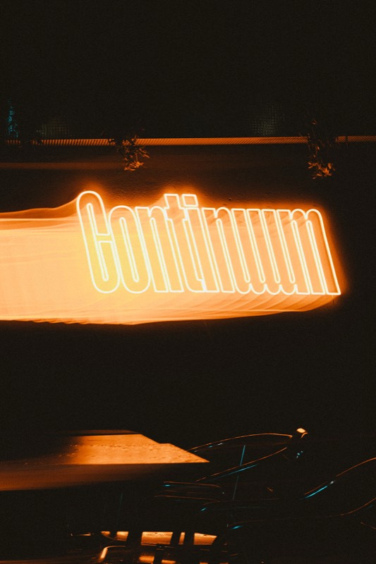 L'enseigne lumineuse orange de Continuum dans la nuit