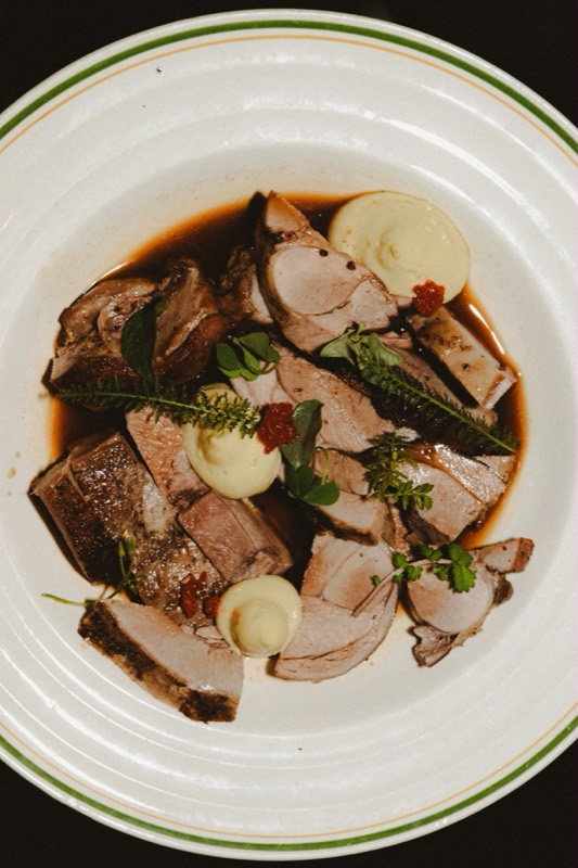Tranches de jambe de bête rousse dans leur jus, aïoli de coing et herbes
