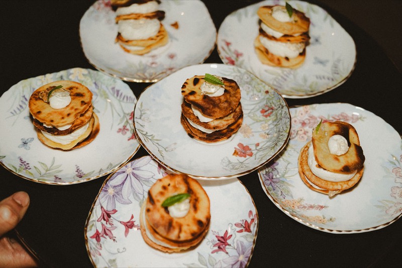 Des mille-crêpes sur des assiettes à fleurs, vus d'en haut