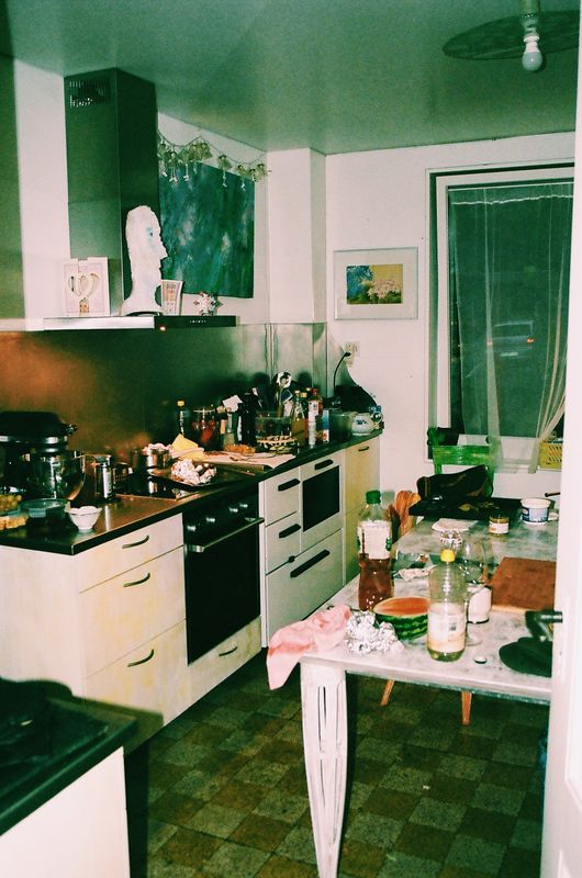 La cuisine de la ferme, plan de travail encombré, fenêtre ouverte sur le jardin