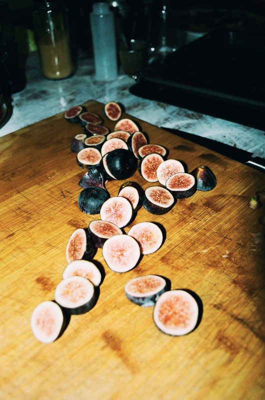 Figues coupées en deux sur une planche en bois