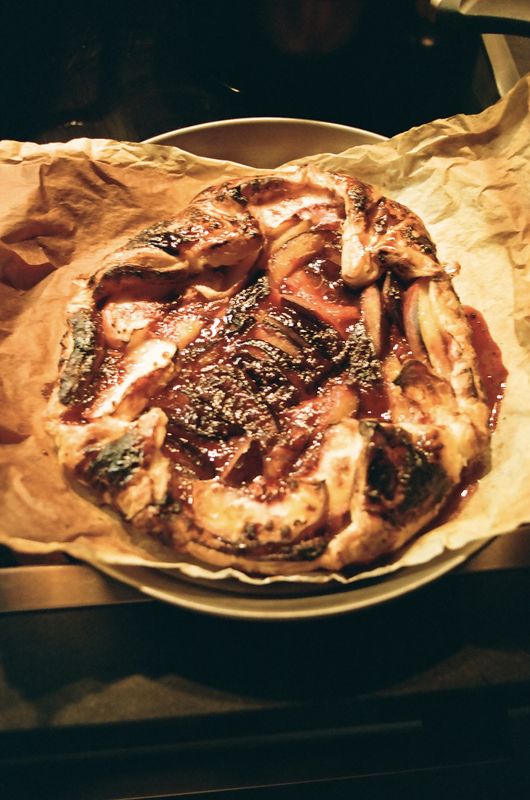 La galette aux prunes cuite et dorée, sur son papier
