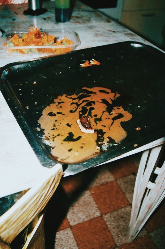 Une plaque de cuisson vide, nappée de jus caramélisé