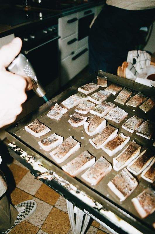 Des tranches de secreto de porc saisies au chalumeau sur une plaque en fonte